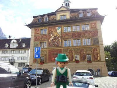 95.jpg (109.84 KiB) 1797 mal betrachtet Die Fassadenmalerei mit einem grossen Gemälde der Schlacht bei Morgarten 1315. Wobei die Schweizer damals wohl eher eine "Guerilla-Taktik" anwandten...