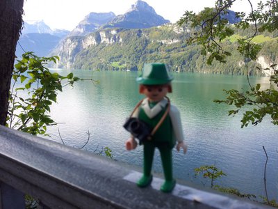 100.jpg (123.92 KiB) 1790 mal betrachtet Der südliche Teil des Sees. Links hinter Felix, am Seeufer, liegt die "Rütliwiese" die "Wiege der Schweiz". Aus Sicherheitsgründen musste unser Reisefreund "gesichert" werden.....