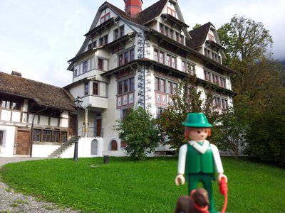 132.jpg (139.2 KiB) 1755 mal betrachtet Das 1609 erbaute Herrenhaus der Familie VonReding. Ein Grossteil ihres Vermögens machte dieser Zweig der Familie mit der Vermittlung von Söldnern in Länder, die damals grade Verwendung für ein paar "Haudrauf's" hatten...