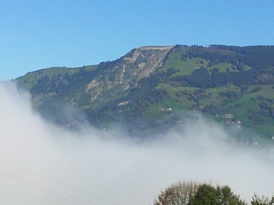 20121019_102844.jpg (44.76 KiB) 1705 mal betrachtet Der "Rossberg". An seiner Südflanke stürzten im Jahre 1806 40 Mio. Kubikmeter Gestein zu Tal und begruben 3 Dörfer. Die Abbruchkante rechts ist über 100m hoch....