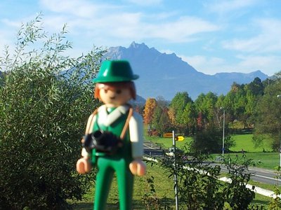 20121019_100013.jpg (115.89 KiB) 1705 mal betrachtet Im Hintergrund der "Pilatus" bei Luzern. 2128m hoch und benannt nach Pontius Pilatus, dessen Leiche der Sage nach in einem (mittlerweile verlandeten) Bergsee liegen soll. Bis ins 16 Jh. war das betreten dieses Berges verboten.