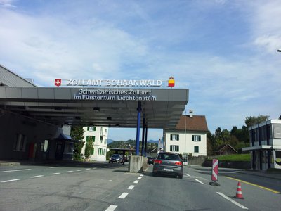 20121014_132414.jpg (77.53 KiB) 1689 mal betrachtet Etwas, was heute selten geworden ist..... eine Landesgrenze die bewacht wird.......