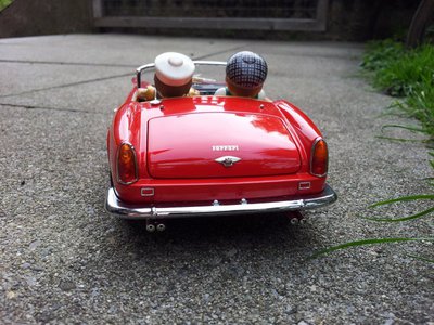20121013_155536.jpg (130.81 KiB) 1695 mal betrachtet Nun heisst's Aschied nehmen.... man fährt los. Das Wetter ist gut, und passend zum Fahrzeug haben sich unsere beiden Reisenden etwas umgezogen.......