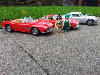 20121013_153840.jpg (165.71 KiB) 1692 mal betrachtet Erwinius kleine Fahrzeugflotte..... Nach kurzem Ueberlegen wählen die beiden den 1960er Ferrari 250GT California aus dem Film "Ferris macht blau".... Schliesslich macht Erwinius auch blau und nimmt sich ein paar Frei-Tage....... ;)