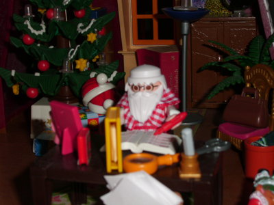 DSCI2608.JPG (186.15 KiB) 1579 mal betrachtet Während der Weihnachtsmann am Schreibtisch ordentlich zu tun hat.