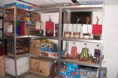 DSCF7095.JPG (142.66 KiB) 5563 mal betrachtet Wenn die Platte fertig ist, verschwinden auch die beiden untersten Fächer im mittleren Regal ( sind Burgzubehör und Figuren ) und meine MIB-Sammlung ( Rechts unten ) wird besser zur Geltung gebracht ...
