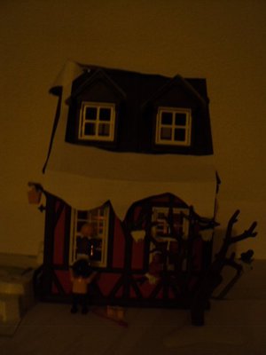 dsc03132.jpg (27.14 KiB) 1583 mal betrachtet Paul nimmt Hanna Huckepack und lässt sie durch das angeschlagene Fenster spickeln. Sie ist ganz erstaunt. Was denk ihr, wen oder was sieht Hanna?