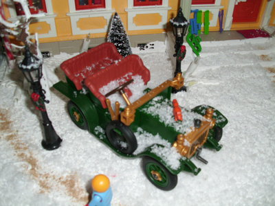 DSCI3528.JPG (182.56 KiB) 3462 mal betrachtet Auch das Auto vom Weihnachtsmann ist zugeschneit =)