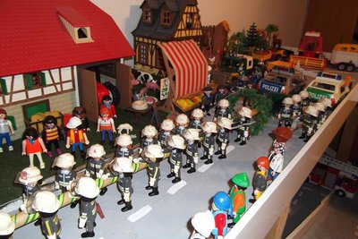 Maibaum 003.jpg (90.25 KiB) 3194 mal betrachtet Im Hintergrund steht der erste Trupp mit den Stangen bereit.