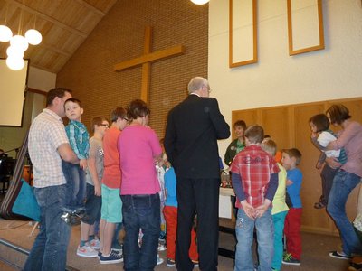 P1020749.2JPG.jpg (181.85 KiB) 3897 mal betrachtet der Pastor zeigt den Kindern spontan mein Diorama und stellt fragen, dann gehen sie in die Sonntagschule