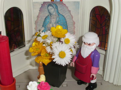 DSCI5690.JPG (185.61 KiB) 1770 mal betrachtet Neulich kam mir die Idee echte Blumen in meine Kirche zu stellen. Da würde mich eure Meinung zu interessieren.