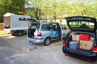 Börse 22.06.13 099.JPG (202.8 KiB) 2523 mal betrachtet Voll beladene Autos