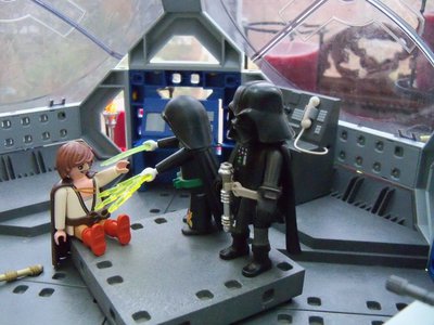 Palpatine attackiert Luke.jpg