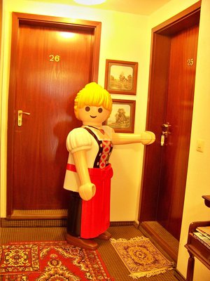 playmoTisch Elise vorm Zimmer.JPG