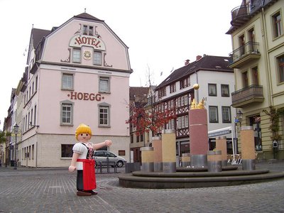 playmoTisch Elise Hoegg mit Brunnen.JPG