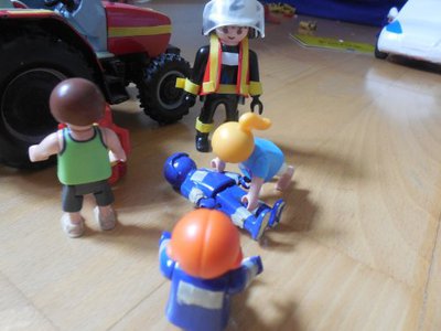 b6329963.m.jpg (32.86 KiB) 2451 mal betrachtet Diana und Max :"wir sind feertig !"<br />Stefan:" Jo, dann weder die Puppe aufräumen. Ich bin mitder Übung zufrieden, ihr seid ja noch Kinder !"