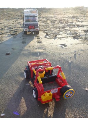 P1140267.JPG (234.38 KiB) 1474 mal betrachtet Alle Räder des LKW stemmen sich in den Sand und zerren den Jeep Zentimeter um Zentimeter weiter an Land