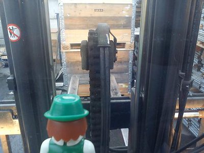 Felix (7).jpg (36.82 KiB) 2322 mal betrachtet Am nächsten Morgen wollte Felix gerne mal mit dem großen Winny mitfahren und durfte mit nem kleinen Gabelstapler sogar einige Kisten umsetzen
