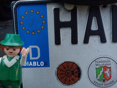 DSC00450.jpg (38.28 KiB) 2177 mal betrachtet Sehr interessiert betrachtete Felix das Nummernschild am "Warhead" und erfuhr das in mitten der Sterne mal ein "Redhead", der Teufel klebte. Dieser wurde nach dem Kuttenverbot ebenso entfernt wie das S nach DIABLO