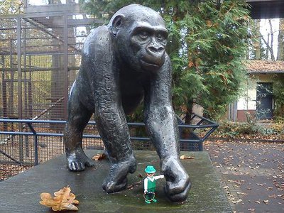 DSC00459.jpg (67.75 KiB) 2175 mal betrachtet Vor der Statur direkt vor dem "Langen" Affenhaus machte Felix ne kleine Pause und ließ die vielen Eindrücke erst mal Sacken