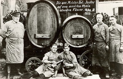 Elise Felix Weinfässer fürs Weinmuseum.jpg