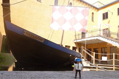 image.jpg (192.69 KiB) 1355 mal betrachtet Im Hof des Museums konnte man dieses Spiel-Wikingerschiff bestaunen.