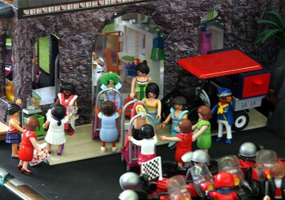 01 roter teppich -Detail Kleiderlieferung.jpg