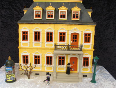 Scrooge_Haus20151206_0006-800.jpg (289.17 KiB) 2935 mal betrachtet Er seht vor der Tür mit dem Löwenkopf.