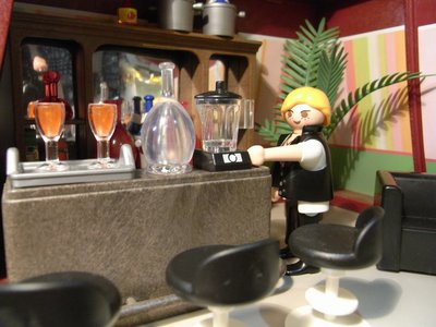 2_Bar.JPG (75.81 KiB) 2930 mal betrachtet So, dann wollen wir uns mal mit den Räumlichkeiten vertraut machen ...<br />sehr schön, die Bar ist gut bestückt und nicht nur - wie üblich - ne kleine Minibar.