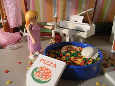 4.JPG (69.9 KiB) 1722 mal betrachtet Sogar im Bällebad Pizzareste ...<br />Iiiiiihhhh, da bewegt sich was ....!!!