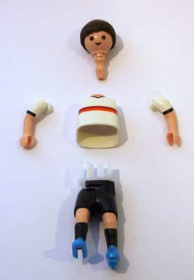 Fußballer zerlegt 01.JPG