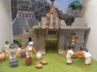 b3.JPG (75.26 KiB) 2061 mal betrachtet Aus gemahlenem Kakao, mit Chilli, Vanille und Honig gewürzt,<br />bereiteten die Azteken einen wahrhaften Powerdrink, die "Xocolatl".<br />Die Kakaobutter verwendeten sie als Medizin oder Kosmetik.<br />Kakao war schon zu Zeiten der Azteken ein wertvolles Gut.<br />Er wurde nicht nur zur Zubereitung der "Xocolatl" verwendet,<br />sondern auch als Zahlungsmittel. Die Azteken<br />mussten z.B. einen Teil ihrer Steuern mit Kakaobohnen bezahlen.