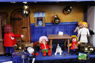 S44-03-IMG_2882-950.jpg (370.14 KiB) 5109 mal betrachtet Doch auf einmal beginnt der ganze Wohnwagen zu schwanken und schaukeln. Die Kinder fallen zu Boden und halten sich hilflos an den Beinen des Tisches fest. Alles wirbelt durcheinander: Die Nussknacker rütteln von außen heftig an dem Wagen. "Sie schmeißen uns um!" ruft Ben ängstlich. "Keine Sorge, die wollen uns nur Angst machen!" versucht Julebukk die Kinder zu beruhigen. "Das gelingt ihnen aber gut." erwidert Charlotte.