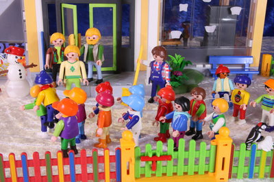 S46-05-IMG_2509-950.jpg (407.03 KiB) 5086 mal betrachtet Es werden immer mehr Kinder, die sich dem ungewöhnlichen Zug anschließen und alle rufen im Chor: "Es gibt den Weihnachtsmann! Es gibt den Weihnachtsmann!" Selbst die Lehrer stehen verwundert vor der Tür und beobachten das seltsame Geschehen.