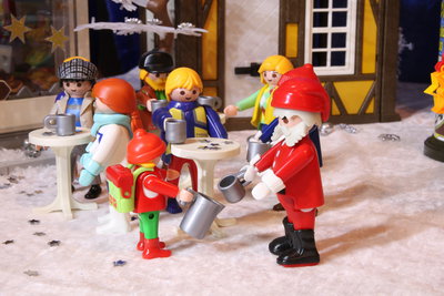 S47-05-IMG_2743-950.jpg (321.92 KiB) 5047 mal betrachtet Plötzlich kommt ein Mann im Weihnachtsmannkostüm auf Charlotte zu. "Einen Punsch für den echten Weihnachtsmann?" fragt er und hält dem Mädchen seinen Becher hin. "Den echten Weihnachtsmann?" Charlotte klingt misstrauisch. "Ja, zweifelst du denn daran? Ich kann dir alles bringen, was du dir wünscht! Du musst mir nur einen kleinen Gefallen tun. Kennst du den Bauwagen, der seit ein paar Tagen hier in der Nähe steht?" "Ich kenne keinen Bauwagen!" schwindelt das Mädchen.