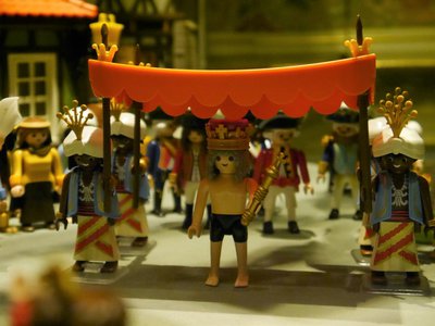 Schloßmuseum Greiz 438.) 'Des Kaisers neue Kleider' Elise playmobil 1010731 (aufgehellt).jpg