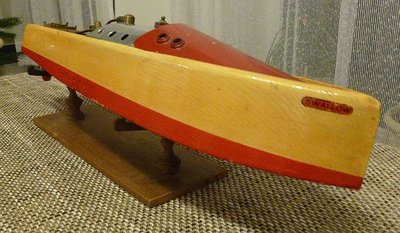 swallow5b.JPG (95.2 KiB) 2575 mal betrachtet Luton Bowman "Swallow", 40er Jahre. Die bei Sammlern nach dem Standort so genannte Firma hat mit der ursprünglichen Firma Bowman nur insoweit etwas zu tun, als daß sie die Namensrechte übernommen hatte.