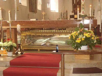 xAÖ 18 - Mai 2017.jpg (190.68 KiB) 3770 mal betrachtet Altar mit Bruder Konrad Schrein