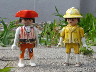 color1.jpg (136.73 KiB) 7026 mal betrachtet Ein Pirat und eine Figur aus einem der Ngorongoro-Safarisets.<br />Da der Pirat keinen Hut mehr hatte, hat er einfach einen roten Dreispitz gekriegt.