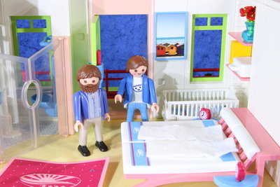 KW44_IMG_4049.JPG (292.76 KiB) 1290 mal betrachtet Aber auch das Zimmer von Jo und Oktavia sieht sehr gemütlich aus. Nun können sich alle ein wenig frisch machen und ausruhen.