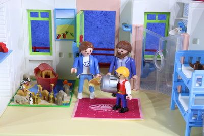 KW43_IMG_4046.JPG (293.71 KiB) 1290 mal betrachtet Junior ist sehr angetan von seinem Zimmer - mit Playmo-Spielecke.