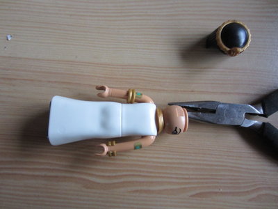 IMG_2454.JPG (84.87 KiB) 1769 mal betrachtet Kopf zur Seite drehen, Zange ansetzen und mit Gefühl ziehen. (natürlich die Figur mit einer Hand festhalten)