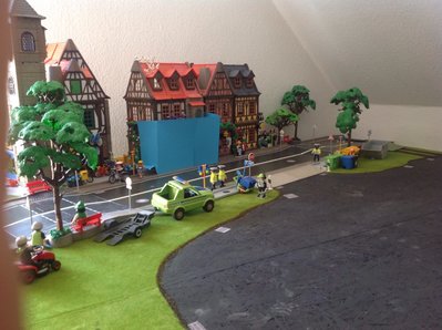 IMG_6051.JPG (204.06 KiB) 3253 mal betrachtet Das eine Haus musste leider ein wenig versteckt werden da ist noch eine Überraschung für die Ausstellung drunter