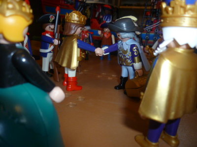 P1050988.JPG (176.37 KiB) 4186 mal betrachtet Dann kam der Prinz Bonifazio auf ihn zu und drückte ihm herzlich die Hand, pfeifend auf die Etikette. Das Gesicht, das Lächeln, irgendwas kam unserem Gesandten an diesem edlen jungen Mann bekannt vor, nur was, er kam nicht sofort drauf und drückte verlegen die Hand zurück und suchte in seinem Gedächtnis, nach dem fehlenden Stück.......