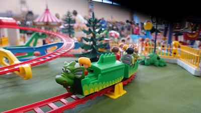 Jahrmarkt 05 Achterbahn 2 Zug.jpg