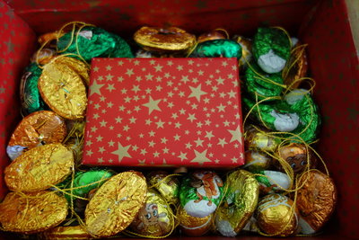 DSC01159 Kopie.JPG (368.59 KiB) 4491 mal betrachtet Alleine die Verpackung ist schon sehenswert... Schoki bis zum Rand ...