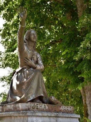 Krieg 31.JPG (248.29 KiB) 2431 mal betrachtet Denkmal der Leanne d'Arc