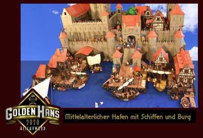 14 Mittelalterlicher Hafen mit Schiffen und Burg.jpg