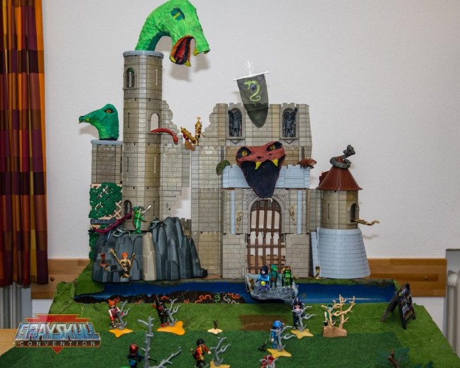 A06 2022-09-02_03_Das Snake Lair mit Skeletor's Schergen davor.jpg