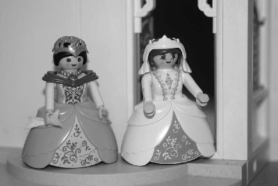 m-Szene 5-2.jpg (74.09 KiB) 1274 mal betrachtet Lolita kommt aus dem Haus: „ Wer war das?“<br />Ines: „ Du kennst ihn nicht, ein Mann der ungewöhnlich charmant ist.“<br />Lolita: „ Man sieht wie anregend er auf dich wirkt.“